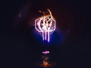 ワイヤレス給電とは？電磁誘導からマイクロ波まで最新技術と活用事例を徹底解説